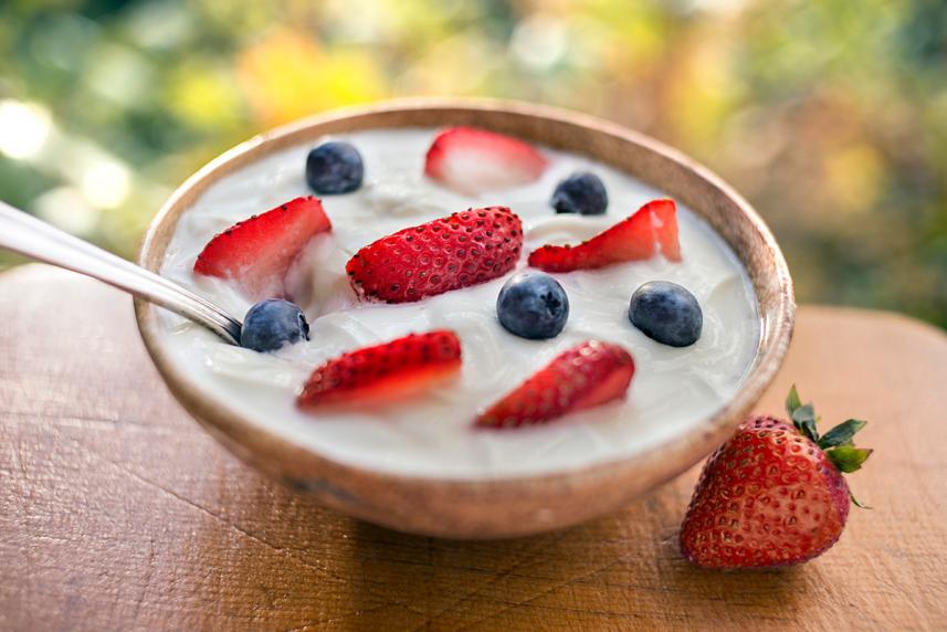 A bowl of yogurt with berries