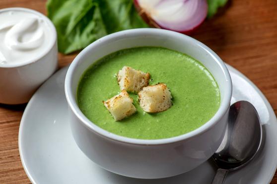 Green soup with croutons