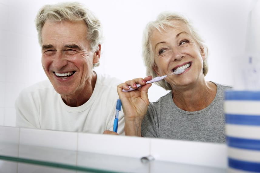 Una pareja cepillándose los dientes.