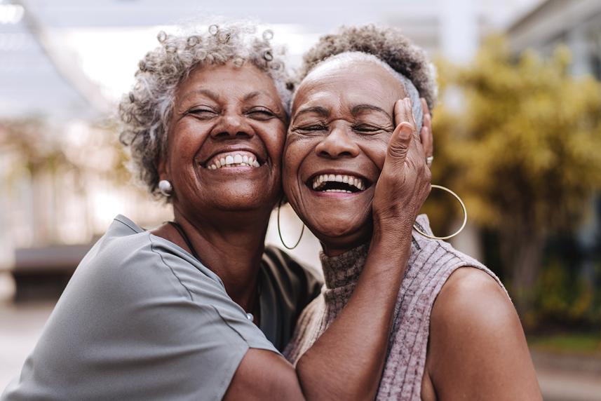 Dos mujeres abrazándose.