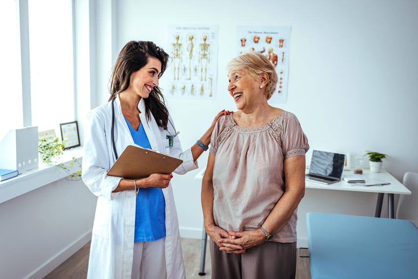 Un médico hablando con una mujer.
