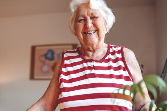 Una mujer sonriendo.